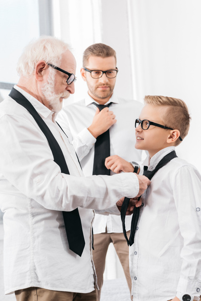 abuelo ayudar nieto con corbata
 - Foto, imagen