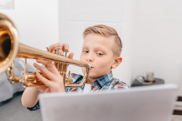 fiú gyakorló trombita - Fotó, kép