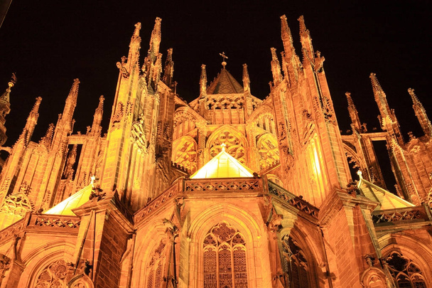 Katedra gotycka św wita na Zamku Praskiego, w nocy, Republika Czeska - Zdjęcie, obraz