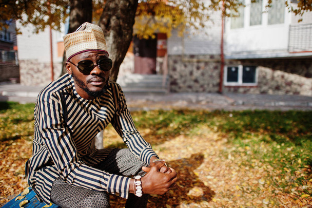 Portrait of stylish black african american man at hat and sungla - Foto, afbeelding