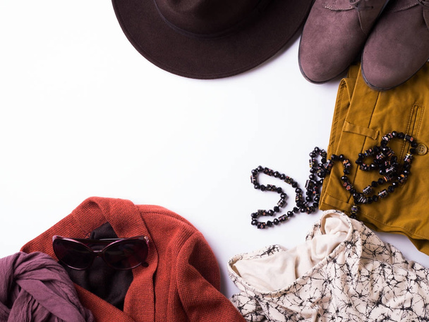 Flat lag met dames herfst kleren, glazen hoed - Foto, afbeelding