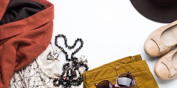 Lapos feküdt womans őszi ruhákat, kalapot szemüveg - Fotó, kép