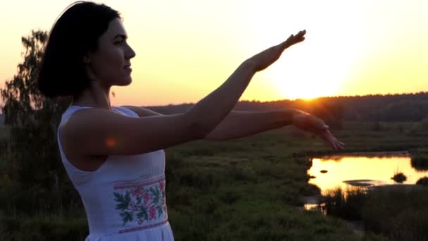 Mukava nainen tekee heiluttaa liikkuu käsillään klo upea auringonlasku Slo-Mo
 - Materiaali, video