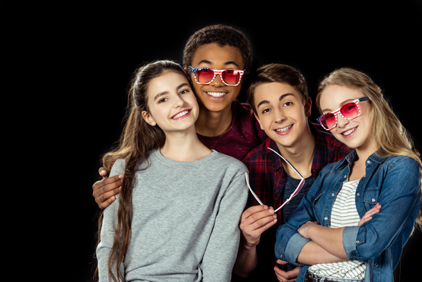 adolescentes con gafas de sol rosadas
 - Foto, Imagen