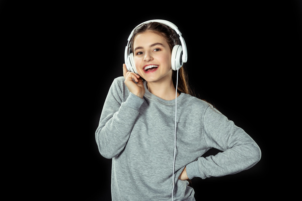 Chica escuchando música con auriculares
 - Foto, Imagen