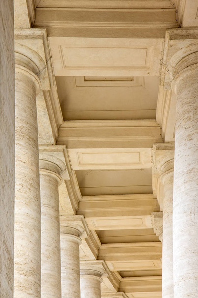 Kolumnady w Piazza San Pietro (Plac Świętego Piotra) w Watykanie  - Zdjęcie, obraz