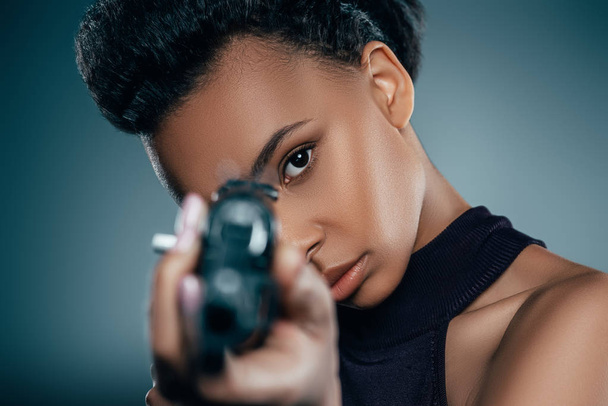 ライフルを持つアフリカ系アメリカ人の女の子 - 写真・画像
