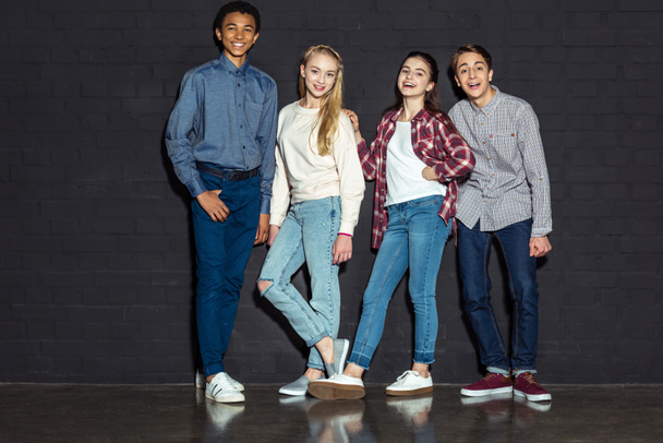 grupo de adolescentes con estilo
 - Foto, Imagen
