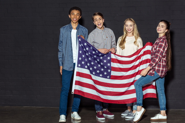 adolescenti americani con bandiera USA
 - Foto, immagini