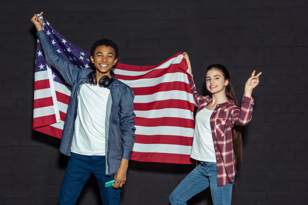 pareja adolescente con bandera de EE.UU.
 - Foto, Imagen