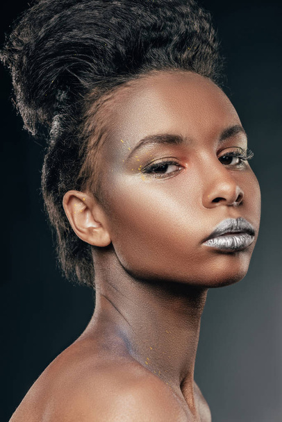 stylish afro girl with silver makeup - Foto, afbeelding