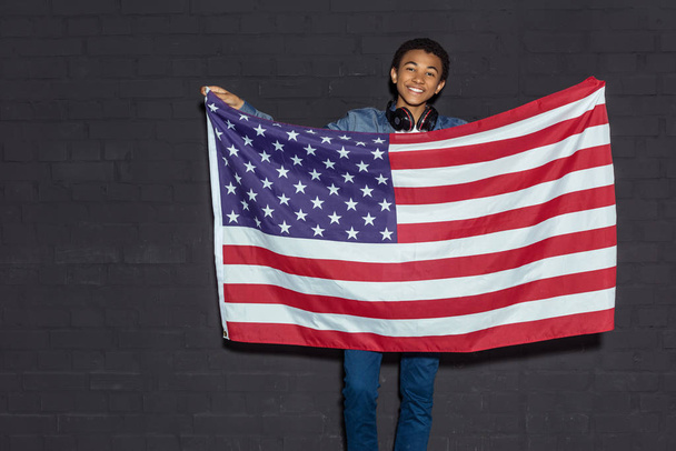adolescente chico con usa bandera
 - Foto, Imagen