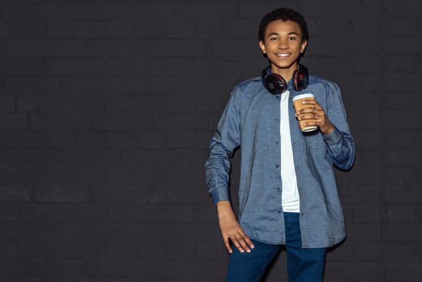 menino adolescente com café para ir
 - Foto, Imagem