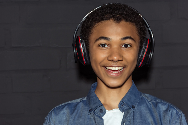 хлопчик-підліток в навушниках
 - Фото, зображення