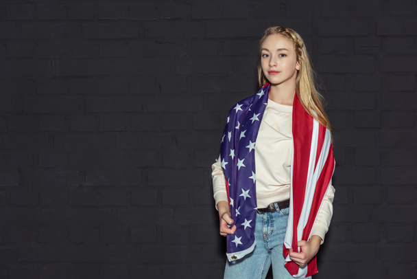 米国旗を身に着けている十代の少女 - 写真・画像