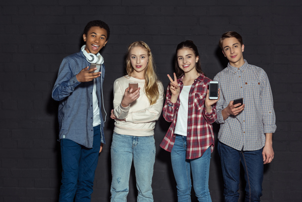 adolescentes con estilo con teléfonos inteligentes
 - Foto, Imagen