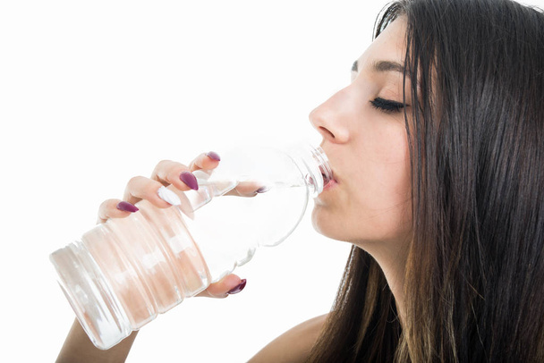 Close-up van fit meisje fles water drinken - Foto, afbeelding