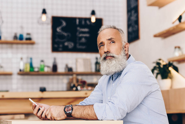 senior man with smartphone in cafe - Zdjęcie, obraz