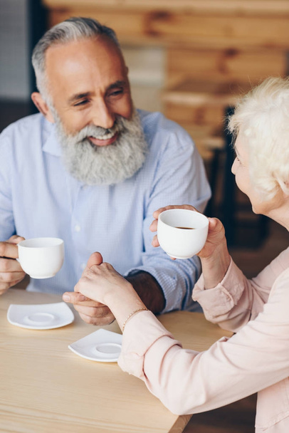 pareja de ancianos beber café en la cafetería - Foto, Imagen