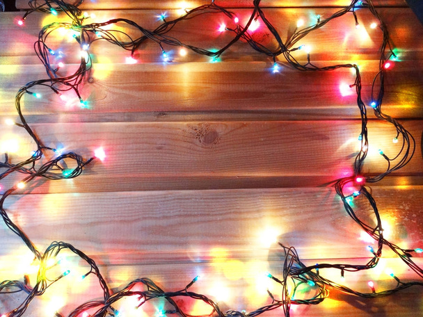 Vánoční věnec světel na dřevěné pozadí  - Fotografie, Obrázek