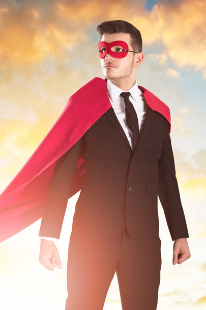 Бизнесмен в костюме супергероя
   - Фото, изображение