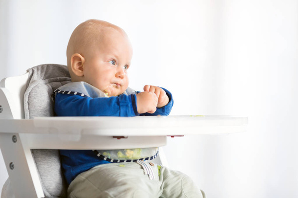 Baby Junge isst mit blw-Methode, Baby führte Entwöhnung - Foto, Bild