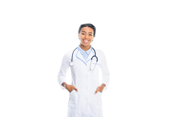 Afro-Amerikaanse arts in witte jas - Foto, afbeelding