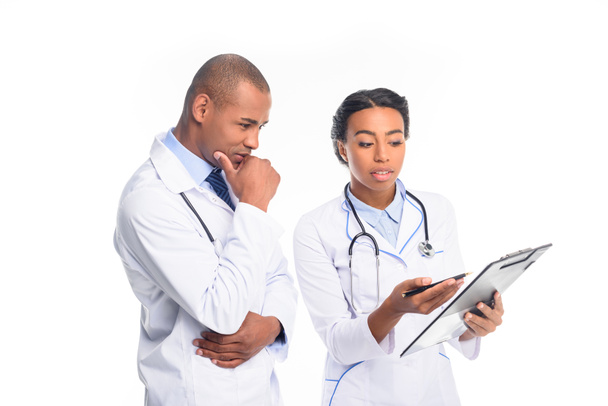médicos afroamericanos con diagnóstico
 - Foto, Imagen