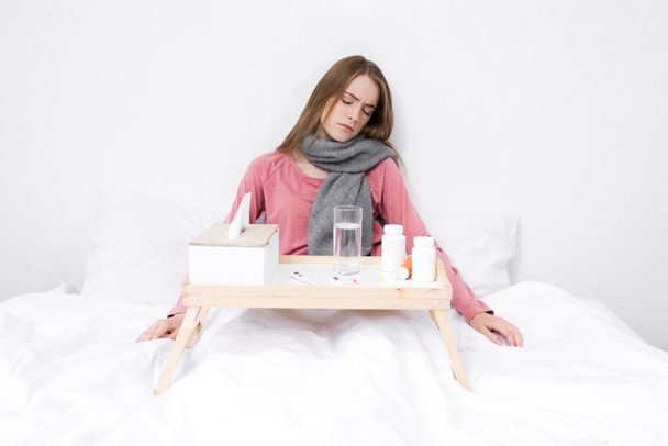 mulher doente com medicamentos na bandeja
 - Foto, Imagem