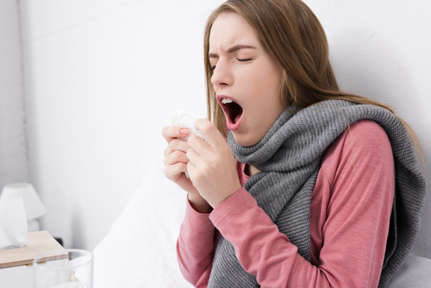 женщина простудилась
 - Фото, изображение