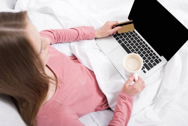 Vrouw met laptop en creditcard - Foto, afbeelding