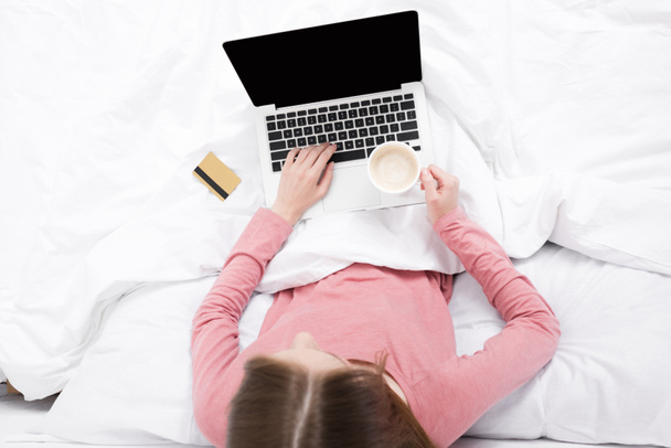 женщина с ноутбуком, кредитной картой и кофе
 - Фото, изображение