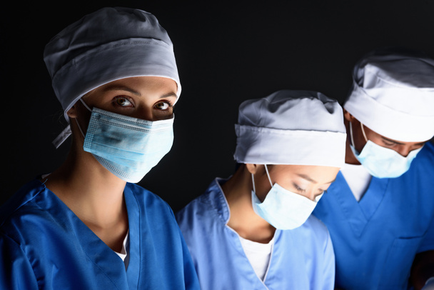 Multiethnische Chirurgen operieren - Foto, Bild