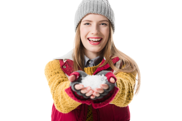 дівчина в зимовому одязі тримає сніг
 - Фото, зображення