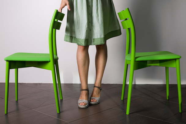 δύο καρέκλες και γυναίκα τα πόδια - Φωτογραφία, εικόνα