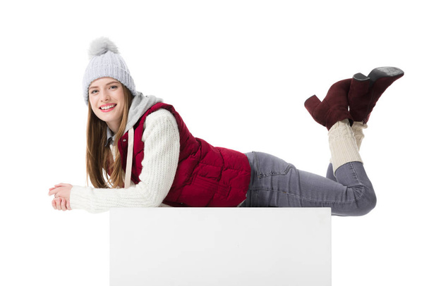 cheerful girl in winter clothes - Foto, afbeelding