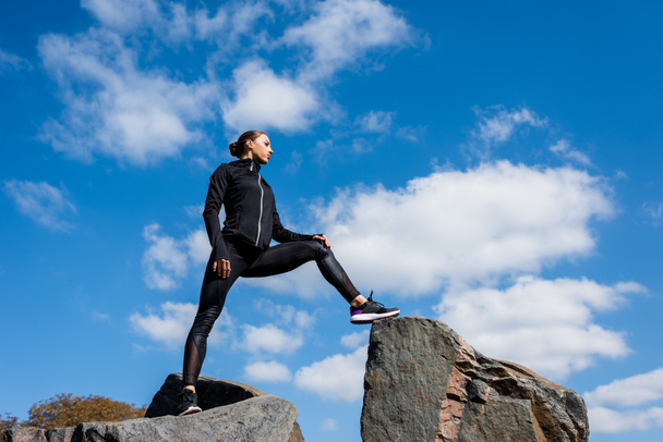 femme sportive sur les rochers
 - Photo, image