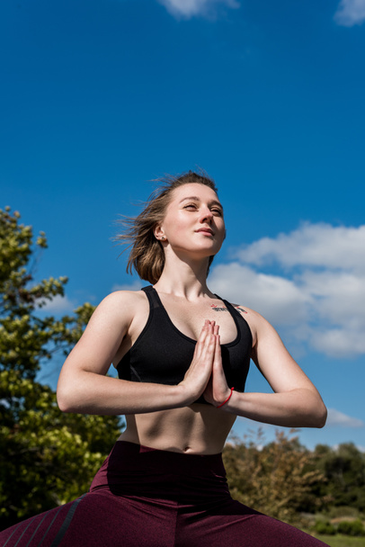 Frau praktiziert Yoga im Freien - Foto, Bild
