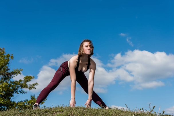 woman stretching before training - Foto, Imagen