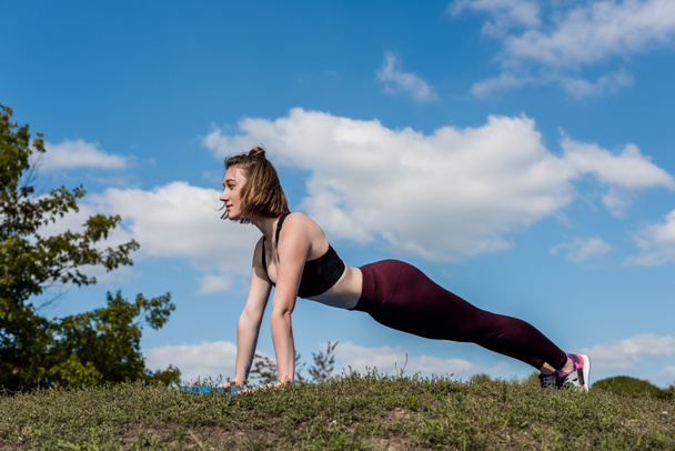woman doing plank exercise - Foto, afbeelding