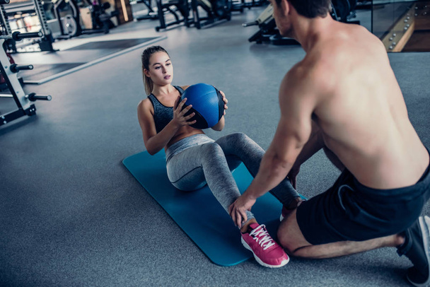 Couple in gym - Foto, afbeelding
