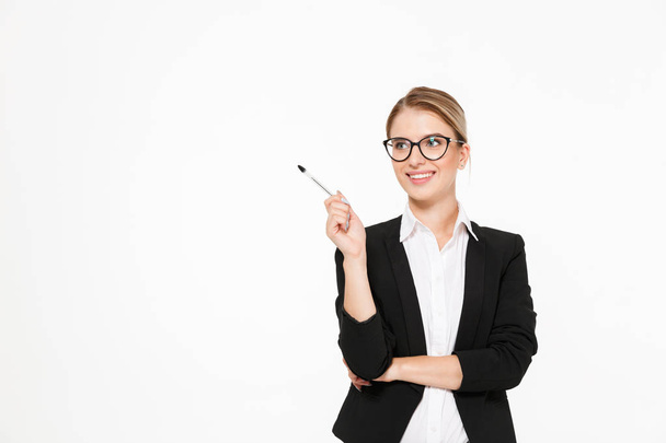 Smiling blonde business woman in eyeglasses with pen in hand - Foto, Bild
