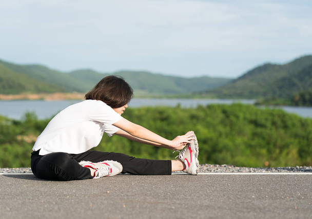 Женщина делает упражнения и разогрева на открытом воздухе
 - Фото, изображение