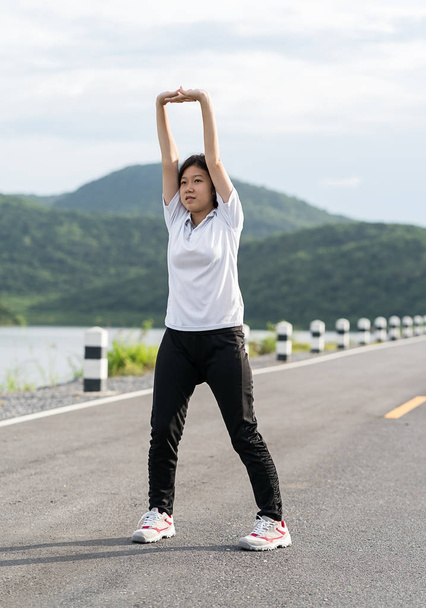 Mujer pelo corto haciendo ejercicio al aire libre
 - Foto, Imagen
