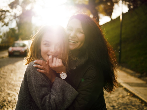 Portrét dívky, Bruneta a červené, slunce, podzim - Fotografie, Obrázek