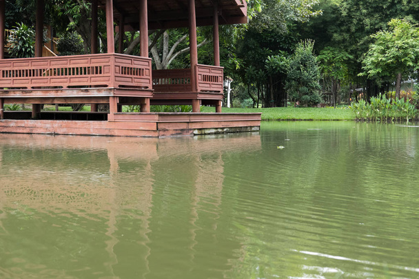 παραδοσιακό ταϊλανδέζικο περίπτερο στο waterside στον κήπο. Ταϊλάνδης κιόσκι ne - Φωτογραφία, εικόνα