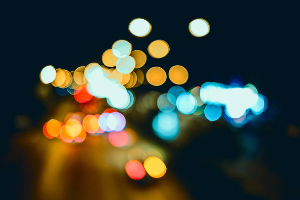 抽象的な背景、ボケ味が点灯夜の交通路 - 写真・画像