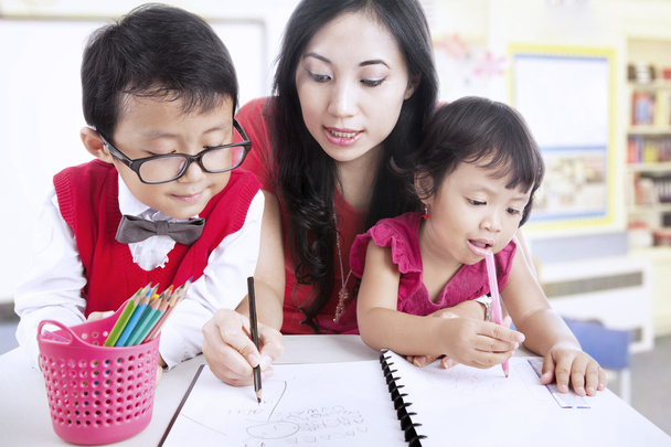 Mother teach children to write - Foto, Imagem