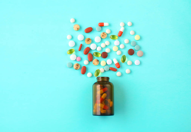 Tabletten und eine Flasche liegen auf dem Tisch. medizinisches Konzept - Foto, Bild