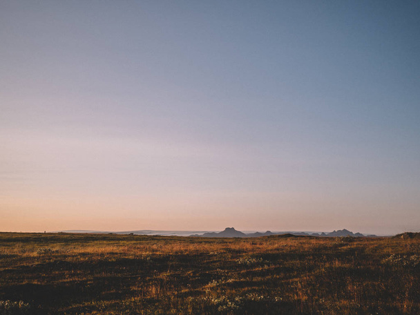  アイスランドの北の国美火山砂漠の山々 山間欠泉水滝水馬風景湖夕日を通過します。 - 写真・画像